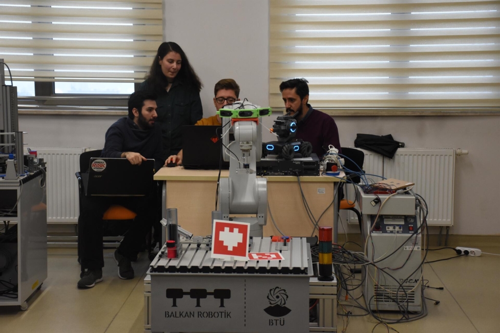 Eğitim Robotları Üniversite Öğrencilerine Kodlama Öğretecek