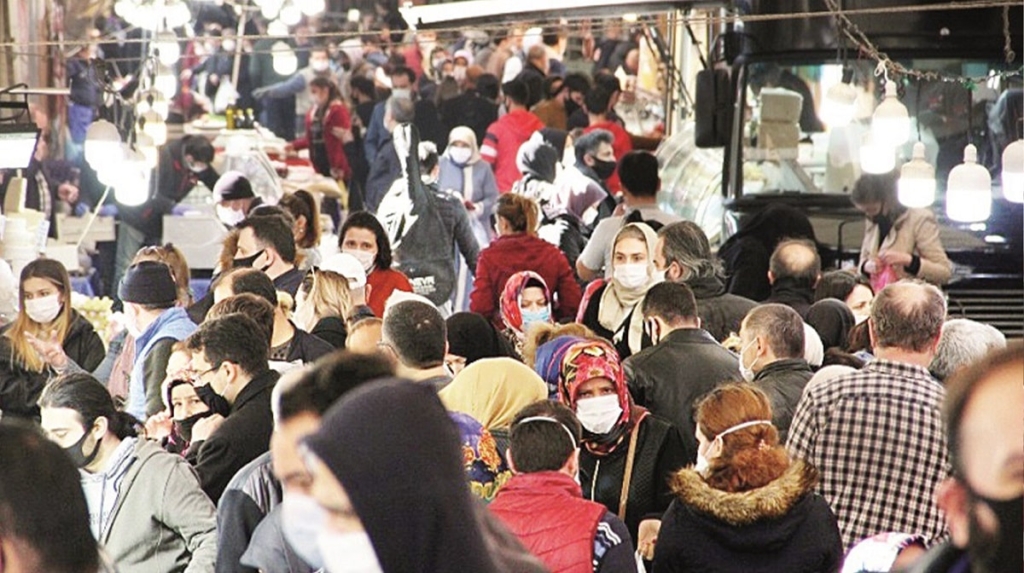 Sokağa Çıkma Yasağına Saatler Kala Sokaklar Yine Hareketliydi