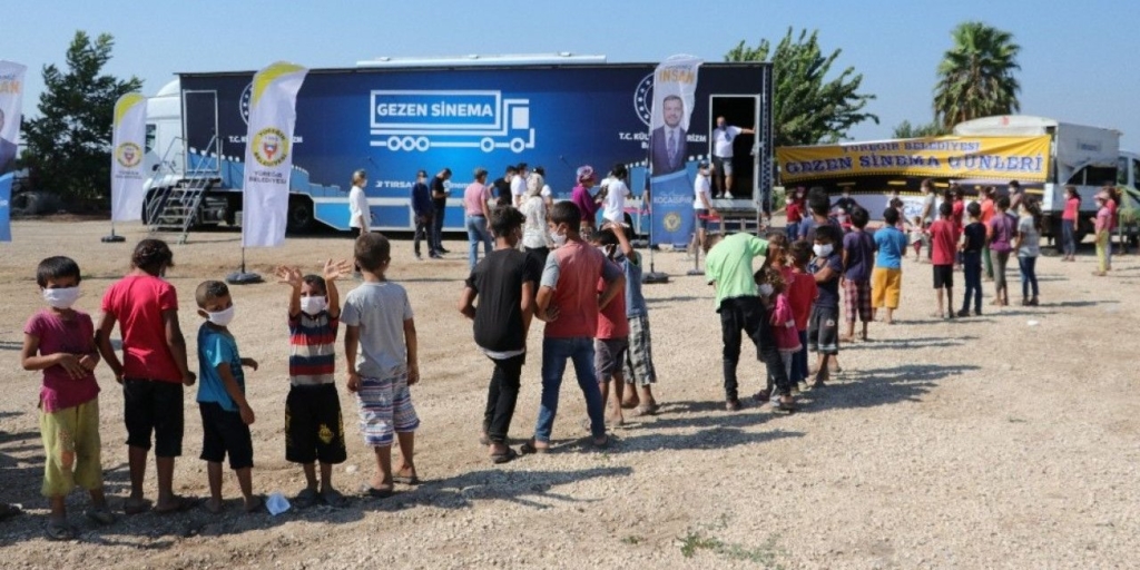 Mevsimlik İşçilere Gezici Sinema Sürprizi