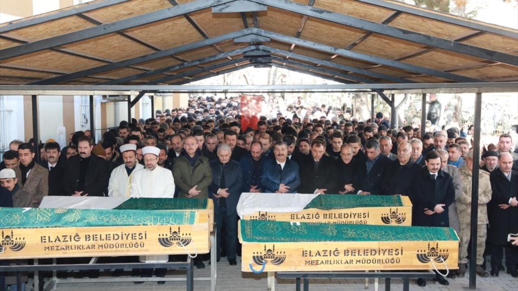 Elazığ Depreminde Hayatını Kaybedenlerin Cenaze Töreni Yapıldı
